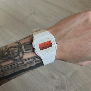 Reloj digital Casio F-91W "Japón" - Blanco y rojo - Modificado a mano - Modificación personalizada