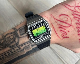 Reloj digital Casio F-91W "Doomsday" - Plateado y verde - Modificado a mano - Modificación personalizada