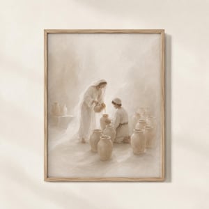 Peut inclure: Une impression d'art encadrée dans une palette beige neutre représentant une silhouette en robe à capuche versant un liquide d'une cruche dans une jarre en céramique, tandis qu'une autre silhouette agenouillée est entourée de jarres.