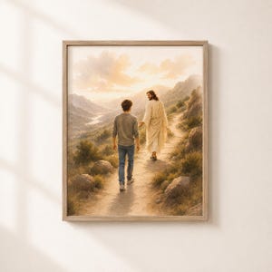 Puede incluir: Una impresión artística enmarcada que muestra a una persona con camisa gris de manga larga y pantalones vaqueros azules caminando por un sendero de tierra en un paisaje montañoso junto a una figura con una túnica larga y clara, bajo un cielo dorado.