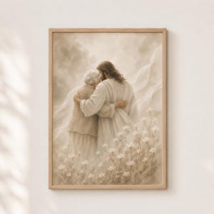 Könnte beinhalten: Ein gerahmter Kunstdruck in einem hellen Holzrahmen zeigt eine langhaarige Figur in einem Gewand, die eine ältere Person mit kurzem grauem Haar umarmt. Sie stehen in einem Feld aus weißen Blumen vor einem weichen, bewölkten, beigen Hintergrund.