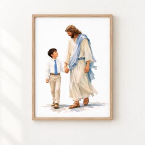 Può includere: Una stampa artistica ad acquerello in una cornice di legno chiaro raffigurante un giovane ragazzo con camicia bianca, cravatta blu e pantaloni beige che cammina accanto a una figura dai lunghi capelli castani con tunica bianca e fascia blu.