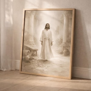 Puede incluir: Impresión en tonos sepia enmarcada que representa una figura con una túnica blanca, de pie en un corredor de piedra. La obra presenta elementos arquitectónicos y luz suave, creando una atmósfera serena. El marco es de color madera clara.