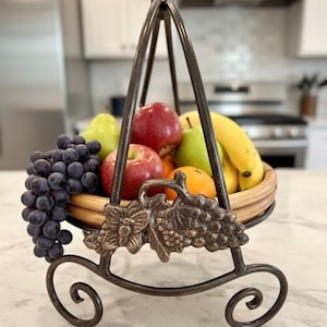 Vintage Obstkorb aus Metall & Bambus - Dekorativer Ständer mit Obstmotiv