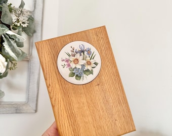 Vintage Holzbrett mit floraler Keramikfliese | Landhaus Küchen Dekor, Käsebrett