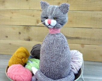 Gestrickte Katze: Handgemachtes Sitzendes Plüschtier aus Brauner Wolle