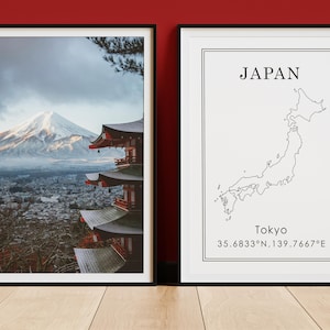 Puede incluir: Dos impresiones artísticas enmarcadas. Una presenta una vista panorámica de una montaña nevada y una pagoda japonesa tradicional. La otra es un mapa minimalista de Japón con la ciudad de Tokio y sus coordenadas.