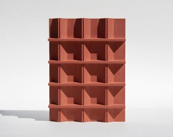 Rzeźba architektoniczna z betonu | Minimalistyczny, abstrakcyjny wystrój w kolorze ochry | Nowoczesna sztuka inspirowana fasadą | Zaprojektowana i wykonana ręcznie przez architekta