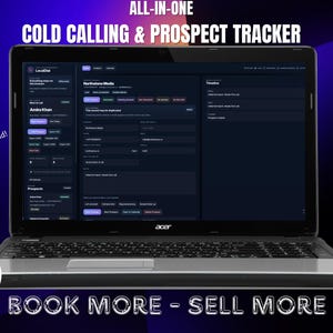 Op de afbeelding: Een laptop met een donkergekleurde software-interface met de tekst "COLD CALLING & PROSPECT TRACKER". Het scherm toont gegevensvelden en een tijdlijn. Extra tekst is "BOOK MORE - SELL MORE" en "30+ Features."