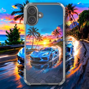 Puede incluir: Funda transparente para teléfono con una imagen de un coche deportivo azul en una carretera costera al atardecer. La imagen incluye palmeras y un cielo colorido. La funda tiene un borde transparente y un recorte para doble cámara.