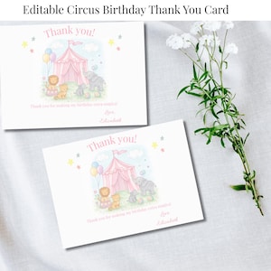 Puede incluir: Dos tarjetas blancas con un diseño de circo. Las tarjetas presentan una carpa de circo rosa, un elefante, un león y otros animales de circo. El texto "Thank you!" está en la parte superior, con texto adicional debajo. Las tarjetas están decoradas con colores pastel.