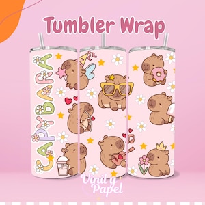 Puede incluir: Un diseño de envoltura de vaso rosa con capibaras de dibujos animados con gafas de sol y coronas, rodeados de margaritas y estrellas. La palabra "SABARA" está escrita verticalmente a la izquierda. Las palabras "Tumbler Wrap" y "Digital Download" también son visibles.