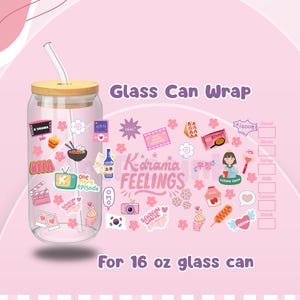 Puede incluir: Un diseño rosa para envolver vasos con pegatinas temáticas de dramas coreanos, incluyendo comida, corazones y texto. El diseño es para un vaso de 473 ml e incluye el texto "K-drama FEELINGS."