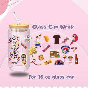 Puede incluir: Un envoltorio de lata de vidrio transparente con tapa de madera y pajita, con la palabra "Venezuela" en escritura colorida. El diseño incluye varios iconos culturales venezolanos y el texto "For 16 oz glass can."