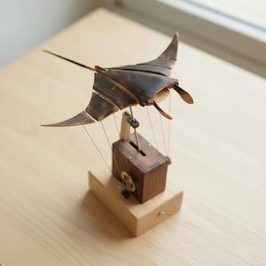 Automate raie manta en bois fait main - Sculpture cinétique unique - Décoration de bureau motorisée élégante