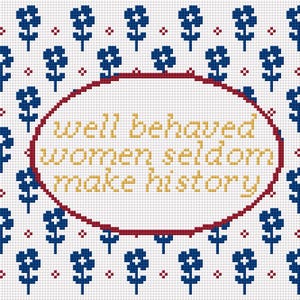 Puede incluir: Un diseño de punto de cruz sobre tela blanca con un patrón repetido de flores azules y pequeños puntos rojos. El texto "well behaved women seldom make history" está bordado en oro dentro de un óvalo rojo.