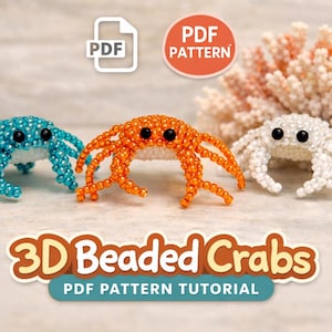 Peut inclure: Trois sculptures de crabes perlés bleus, oranges et blancs, avec des yeux noirs, sont placées devant du corail. L'image comprend le texte "3D Beaded Crabs PDF Pattern Tutorial".