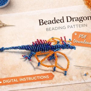 Peut inclure: Un projet de bricolage de dragon perlé avec un corps bleu, des ailes orange et des accents rouges. L'image comprend le texte "Beaded Dragon BEADING PATTERN" et "PDF Download". Sont également présentés des perles, des ciseaux et du fil.