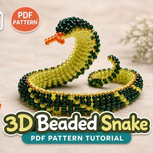 Peut inclure: Un serpent perlé 3D en vert et jaune, avec une tête orange. Le serpent est enroulé et semble être fait de petites perles. L'image comprend le texte "3D Beaded Snake PDF Pattern Tutorial".