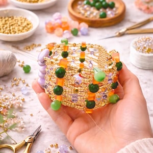 Peut inclure: Une tasse en céramique blanche avec une anse noire et le texte "But First, Coffee" en gras noir. La tasse est posée sur un fond neutre, soulignant son design simple.