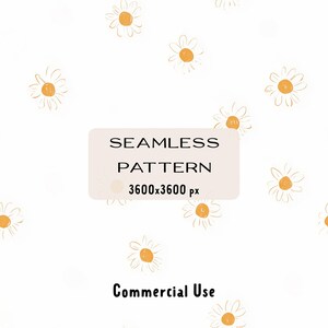 Op de afbeelding: Naadloos patroonontwerp met verspreide madeliefjesillustraties in geel en wit. De tekst "SEAMLESS PATTERN 3600x3600 px" wordt weergegeven op een lichtbeige rechthoek. De woorden "Commercial Use" zijn ook zichtbaar.