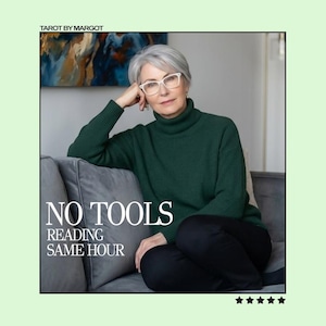 Puede incluir: Una persona con cabello gris corto y gafas lleva un suéter de cuello alto verde oscuro. El texto dice TAROT BY MARGOT, NO TOOLS, READING SAME HOUR. Cinco estrellas negras se encuentran en la esquina inferior derecha del marco cuadrado.