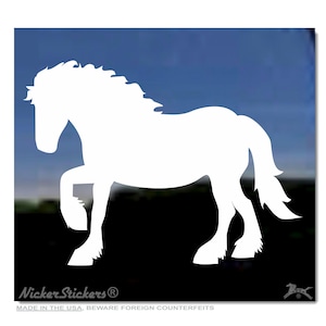 Könnte beinhalten: Weißes Silhouette eines Pferdes in einer Laufpose. Das Pferd hat eine fließende Mähne und einen Schweif, mit dem Text "Nicker Stickers ®" und "MADE IN THE USA, BEWARE FOREIGN COUNTERFEITS". Der Hintergrund ist ein Farbverlauf aus Blau und Schwarz.