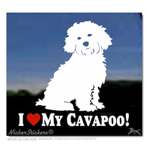 Op de afbeelding: Witte silhouet van een Cavapoo-hond die zit met een rood hart en de tekst "Ik hou van mijn Cavapoo!"  Nicker Stickers is onder de afbeelding gedrukt.
