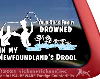 Puede incluir: Pegatina de vinilo blanco con una ilustración en blanco y negro de un perro de Terranova y figuras de palo. El texto dice "Your Stick Family Drowned In My Newfoundland's Drool".
