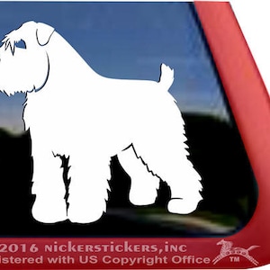 Könnte beinhalten: Weiße Silhouette eines Schwarzen Russischen Terriers, der auf allen vieren steht. Der Hund blickt nach links. Die Silhouette befindet sich auf einem schwarzen Hintergrund.