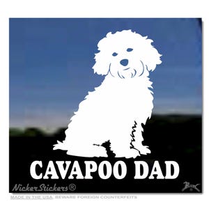 Op de afbeelding: Witte silhouet van een Cavapoo-hond die zit. De tekst "Cavapoo Dad" staat onder de hond.