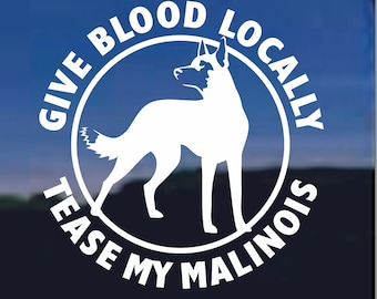 Peut inclure: Autocollant en vinyle blanc avec une silhouette de chien Malinois belge à l'intérieur d'un cercle. Le texte autour du cercle est "Give Blood Locally Tease My Malinois".