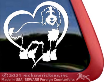 Bernedoodle Liefdeshart | NickerStickers® Hoogwaardige zelfklevende vinyl raamsticker met Bernedoodle-hond