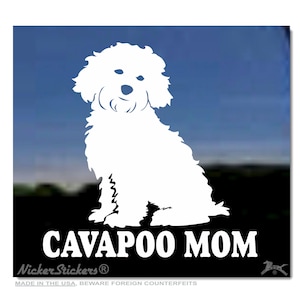Op de afbeelding: Witte silhouet van een Cavapoo-hond die zit. De tekst "Cavapoo Mom" staat onder de hond. De tekst "Nicker Stickers" staat onder de tekst "Cavapoo Mom".