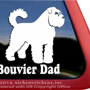 Könnte beinhalten: Weiße Silhouette eines Bouvier des Flandres mit dem Text "Bouvier Dad" darunter.