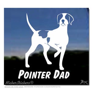 Peut inclure: Silhouette blanche d'un chien Pointer debout, la tête haute. Le texte "POINTER DAD" est sous le chien. Le texte "Nicker Stickers" est sous le texte "POINTER DAD".