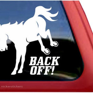 Può includere: Adesivo in vinile bianco di un cavallo che si impenna con il testo "Back Off!" L'adesivo è su uno sfondo nero.