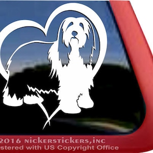 Peut inclure: Autocollant en vinyle blanc représentant un chien Bearded Collie à l'intérieur d'un cœur. L'autocollant est parfait pour les vitres de voiture, les ordinateurs portables ou les bouteilles d'eau.