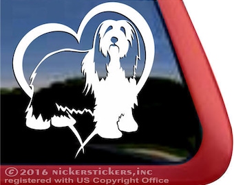 Peut inclure: Autocollant en vinyle blanc représentant un chien Bearded Collie à l'intérieur d'un cœur. L'autocollant est parfait pour les vitres de voiture, les ordinateurs portables ou les bouteilles d'eau.