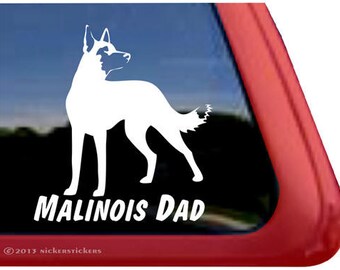 Peut inclure: Silhouette blanche d'un chien Malinois debout sur un fond noir avec le texte "Malinois Dad" en dessous.