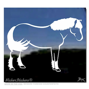 Può includere: Silhouette bianca di un cavallo con una lunga criniera e coda. Il cavallo è in piedi su tutte e quattro le zampe e guarda a destra. Lo sfondo è un cielo blu.