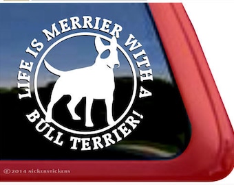 Könnte beinhalten: Weißer Vinyl-Aufkleber mit einer schwarz-weißen Silhouette eines Bullterriers in einem Kreis. Der Text um den Kreis lautet "Life is merrier with a Bull Terrier!"