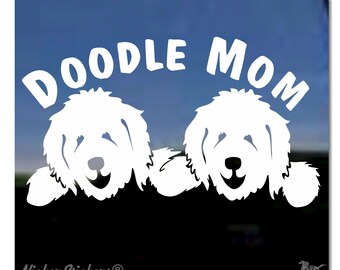 Doodle Mom | NickerStickers® självhäftande vinyldekal med Goldendoodle-hund i hög kvalitet