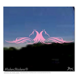 Puede incluir: Calcoman&iacute;a de vinilo rosa de dos cabezas de caballo estilizadas que se miran con un dise&ntilde;o de remolino decorativo. La calcoman&iacute;a est&aacute; sobre un fondo azul. "Nicker Stickers" est&aacute; impreso debajo de la calcoman&iacute;a.