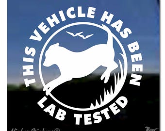 Dit voertuig is in een laboratorium getest | Hoogwaardige zelfklevende vinyl labrador retriever-raamsticker: