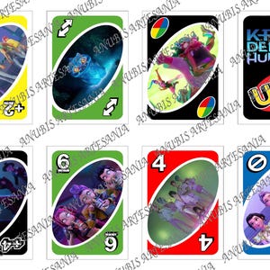 Può includere: Un set di carte UNO personalizzate con illustrazioni vivaci. Le carte presentano vari design, inclusi personaggi e il testo "K-POP DEMON HUNTERS UNO". Ogni carta ha un numero e un colore unici.