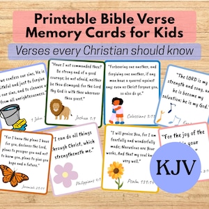 Puede incluir: Tarjetas de memoria de versículos bíblicos imprimibles para niños. Cada tarjeta presenta un versículo bíblico con ilustraciones. Las tarjetas tienen un borde blanco y están sobre un fondo de madera. El texto "Versículos que todo cristiano debería conocer" está en la parte superior.