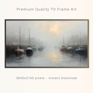 Könnte beinhalten: Gerahmter Kunstdruck einer nebligen Hafenszene mit Booten und Segelbooten. Das Kunstwerk verwendet eine Palette aus Grau-, Blau- und Orangetönen. Der Text "Premium Quality TV Frame Art" steht oben. Digitaler Download.