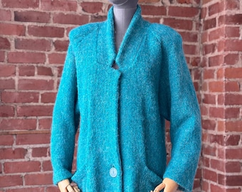 Cardigã de mohair turquesa oversized com mangas morcego, estilo anos 80/90, em tricô grosso.