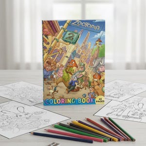 Pode incluir: Um livro para colorir Zootopia 2 com 45 p&aacute;ginas, apresentando ilustra&ccedil;&otilde;es coloridas de personagens do filme. V&aacute;rias p&aacute;ginas para colorir em preto e branco e l&aacute;pis de cor s&atilde;o dispostos ao redor do livro.
